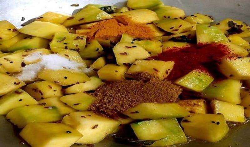अब कद्दू में धनिया पाउडर, लाल मिर्च पाउडर, हल्दी, नमक डाल दें।
