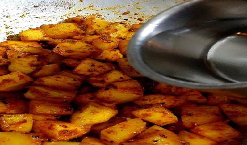 अब इसमें आधा कप पानी मिलाएं और इसे पांच से छह मिनट के लिए ढंक कर पका लें। 