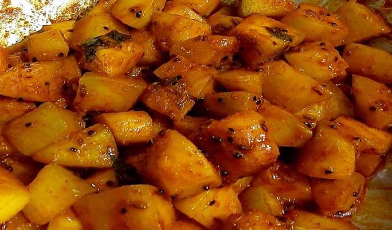 मसालों को तब तक भूनें जब तक वो तेल से अलग ना हो जाए। इस दौरान फ्लेम को लो रखें।
