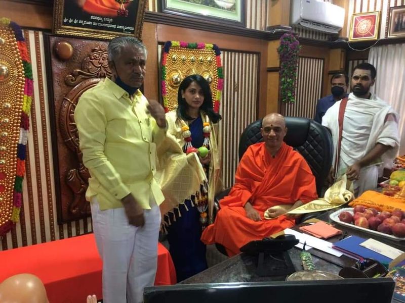 DK Ravi Wife Kusuma Visit Adichunchanagiri Mutt in Bengalurugrg