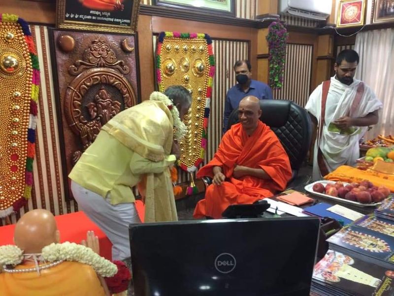 DK Ravi Wife Kusuma Visit Adichunchanagiri Mutt in Bengalurugrg