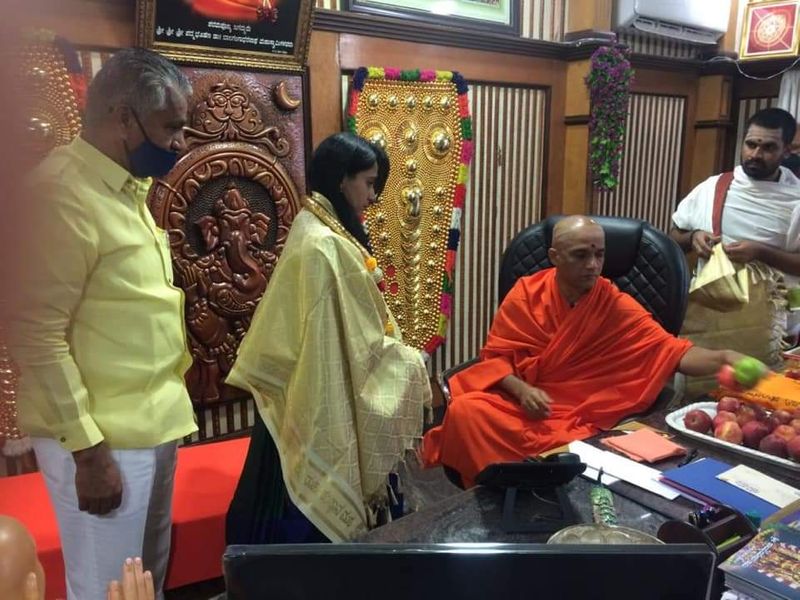 DK Ravi Wife Kusuma Visit Adichunchanagiri Mutt in Bengalurugrg