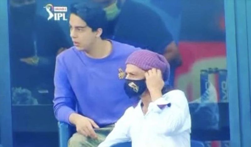 मम्मी पापा के साथ शाहरुख़ के बड़े बेटे आर्यन भी नजर आए। लेकिन लोगों ने उन्हें सोशल मीडिया पर ट्रोल कर दिया। 