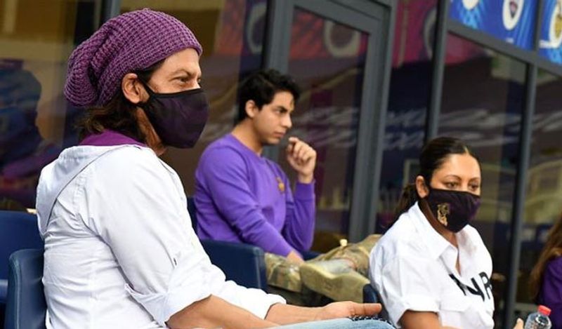 दरअसल, दर्शक दीर्घा में मम्मी पापा के पीछे बैठे आर्यन ने मास्क नहीं लगाया था। इसे देख लोगों का गुस्सा फूट गया। कोरोना में मास्क ना लगाने की लापरवाही से आर्यन ट्रोल हो गए। 