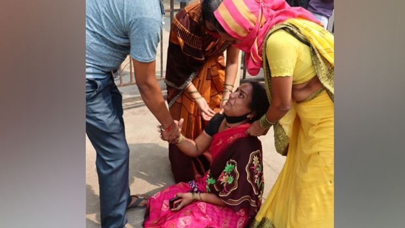इंदौर, मध्य प्रदेश. इंदौर के एमटीएच अस्पताल में कुलकर्णी का भट्टा निवासी 32 वर्षीय संदीप कामले की मौत के बाद उनकी पत्नी ने अस्पताल प्रबंधन पर लापरवाही का आरोप लगाया है। पत्नी ने कहा कि अस्पताल ने उनसे साढ़े 15 हजार रुपए के तीन इंजेक्शन मंगवाए, लेकिन उन्हें लगाया तक नहीं। मृतक के दोस्त राजेश ने मीडिया को बताया कि इस बारे में पूछने पर डॉक्टरों ने उनके साथ दुर्व्यवहार किया।
आगे पढें...मृतक की पत्नी ने वायरल किया वीडियो...