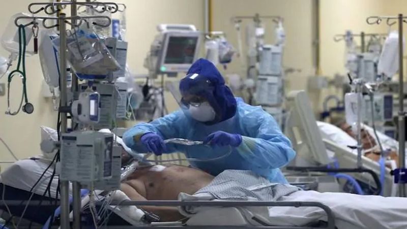 ब्यूबोनिक प्लेग फैलाने वाले बैक्टीरिया का नाम यर्सिनिया पेस्टिस बैक्टीरियम है। यह शरीर के लिंफ नोड्स (लसीका ग्रंथियां), खून और फेफड़ों पर हमला करता है। वैसे तो यह पुरानी महामारी है, लेकिन आज भी इसके मामले सामने आते रहते हैं, जैसा कि अभी चीन और मंगोलिया में हुआ। साल 1994 में भारत में भी ब्यूबोनिक प्लेग के करीब 700 मामले सामने आए थे, इनमें से 52 लोगों की मौत हो गई थी।