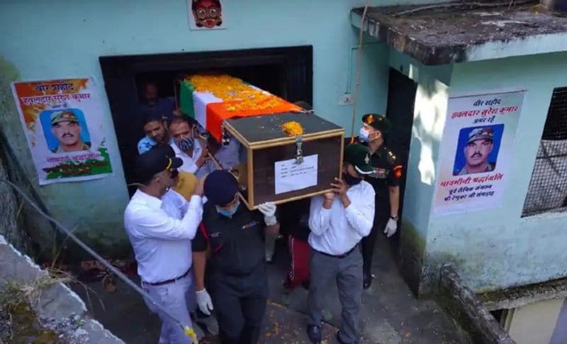 दरअसल, गुरुवार सुबह शहीद जवान हवलदार सुरेश कुमार ठाकुर का उनके पैतृक गांव कांडों कत्याड़ में पूरे राजकीय और सैन्य सम्मान के साथ अंतिम संस्कार कर दिया गया। बेबस 75 साल के पिता जोगिंदर सिंह अपने बेटे की अर्थी को कंधे पर रख रोता रहा और आंसू पोंछता रहा। हालांकि वह इस बात पर भी गर्व महसूस कर रहे थे कि उनका बेटा देश के काम आया