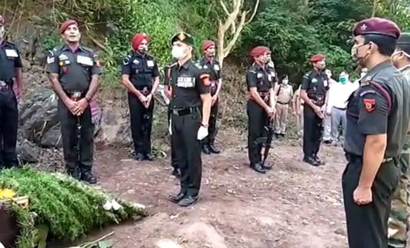 पूरे राजकीय सम्मान के साथ जवान का अंतिम संस्कार किया गया। इस दौरान राजनीतिज्ञों व प्रशासनिक अधिकारियों ने हिस्सा लिया। वहीं सैनिक वेलफेयर बोर्ड के उपनिदेशक मेजर दीपक धवन मौजूद रहे।
