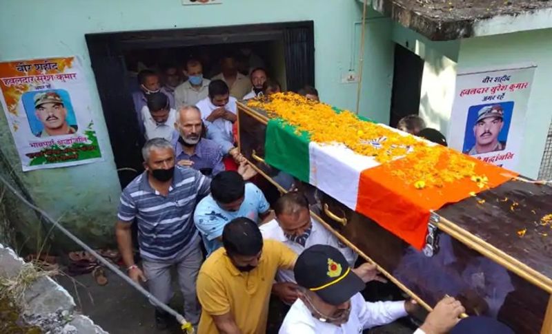 शहीद की मां शीला देवी ने जब बेटी को तिरंगे में लिफ्टे देखा तो वह दहाड़े मारकर रोती रही। जब तक जवान की अंतिम यात्रा नहीं निकली तब तक मां के लगातार बस आंसू बहते रहे। मां यह समझ ही नहीं आ रहा था कि अचानक यह सब कैसे हो गया।