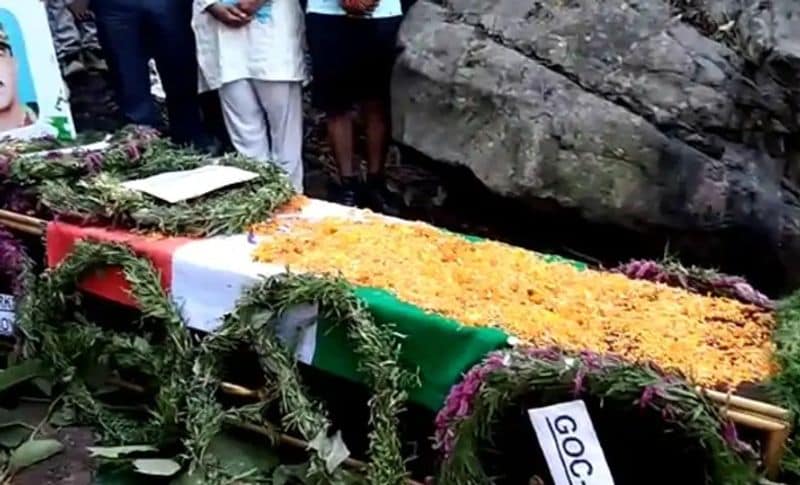 गांव के लोगों ने बताया कि शहीद सुरेश ठाकुर को बचपन से ही देश सेवा का जज्बा था। वह अक्सर कहता था कि नौकरी करूंगा तो सेना कि नहीं तो घर का कोई काम करूंगा। बता दें कि शहीद पर उसके दोनों भाई संजीव कुमार व बाबूराम भी गर्भ महसूस कर रहे हैं। इस दुखद पल में किशोर बेटों ने अपने शहीद पिता को मुखाग्नि दी।
