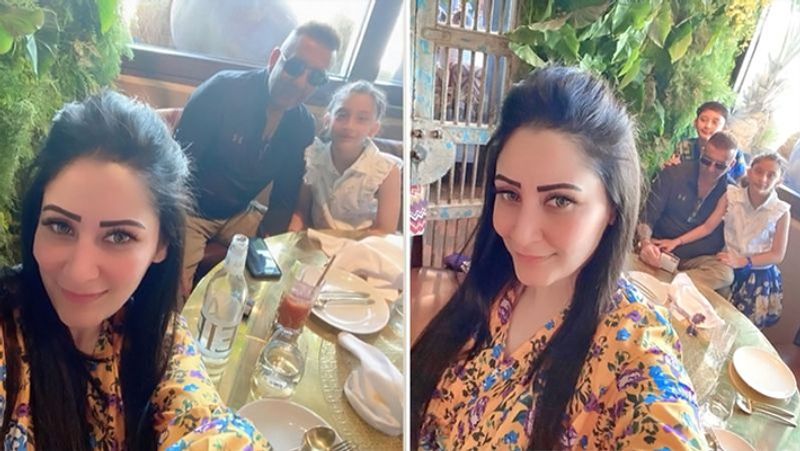 हाल ही में मान्यता दत्त ने अपने इंस्टाग्राम पर एक फोटो शेयर की है। इस फोटो में कपल रोमांटिक पोज देता दिख रहा है। लेकिन इस फोटो को यदि ध्यान से देखें तो अच्छी खासी फिटनेस वाले संजय बेहद दुबले नजर आ रहे हैं। दो कीमोथेरेपी के बाद उनका वजन काफी कम हो गया गया है।
