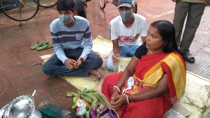 A Couple stage protest at municipality complex to demand home in govt Project in West Midnapore BTG A Couple stage protest at municipality complex to demand home in govt Project in West Midnapore BTG
