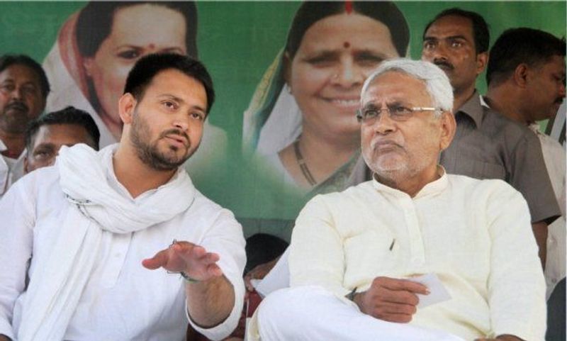 साल 2015 में चल रही बीजेपी लहर में राजनीति में एंट्री करने वाले तेजस्वी यादव पहली बार में राघोपुर विधानसभा सीट से अपने मां रावड़ी देवी का बदला ले लिया था। उन्होंने बीजेपी के ही सतीश कुमार को 91 हजार से ज्यादा मतों से हरा दिया था। बता दें कि इसी चुनाव में जेडीयू, आरजेडी और कांग्रेस के महागठबंधन की बनी थी, जिसमें नीतीश कुमार सीएम और 26 साल की उम्र में पहला चुनाव जीतकर सबसे युवा डिप्टी सीएम बने थे।
(फाइल फोटो)