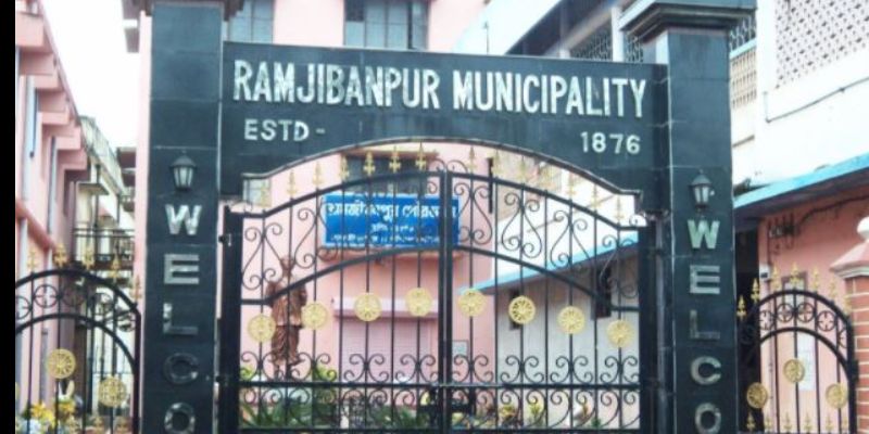 A Couple stage protest at municipality complex to demand home in govt Project in West Midnapore BTG