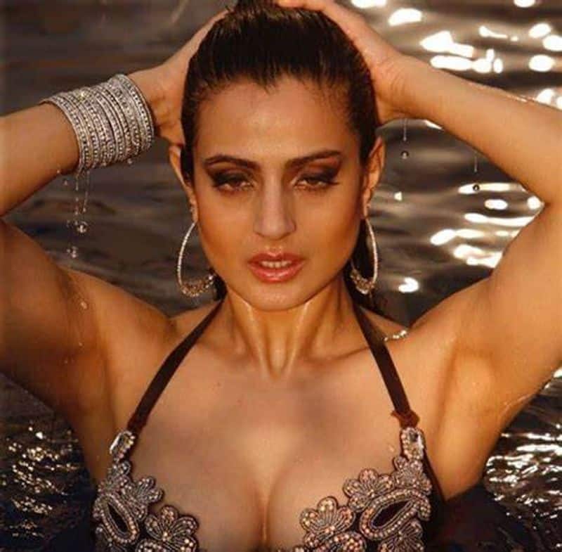 pawan kalyan and maheshbabu ntr heroine amisha patel raises temperature with her bikini beauty arj