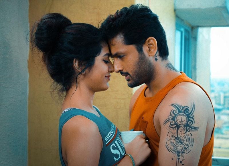 ఆ సమయంలో మానస (రకుల్ ప్రీత్ సింగ్) అనే జూ.లాయిర్ కి సలహాపై కేసు ఓడినా,గెలిచినా కాస్త మీడియాకు ఎక్కి ఐడింటిటీ వస్తుందని తండ్రి (పోసాని) సలహా ఇచ్చి ముందుకు తోస్తాడు. దాంతో ఆమె ఆదిత్య కేసు టేక్ అప్ చేస్తుంది కానీ, ఆమెకు పెద్దగా ఆసక్తి ఉండదు. కానీ మానస వచ్చాక ,ఆదిత్యకు లైఫ్ పై ఆసక్తి కలిగుతుంది. దాంతో పట్టుబట్టి ఆదిత్య తన గతాన్ని మానసకు చెప్తాడు.