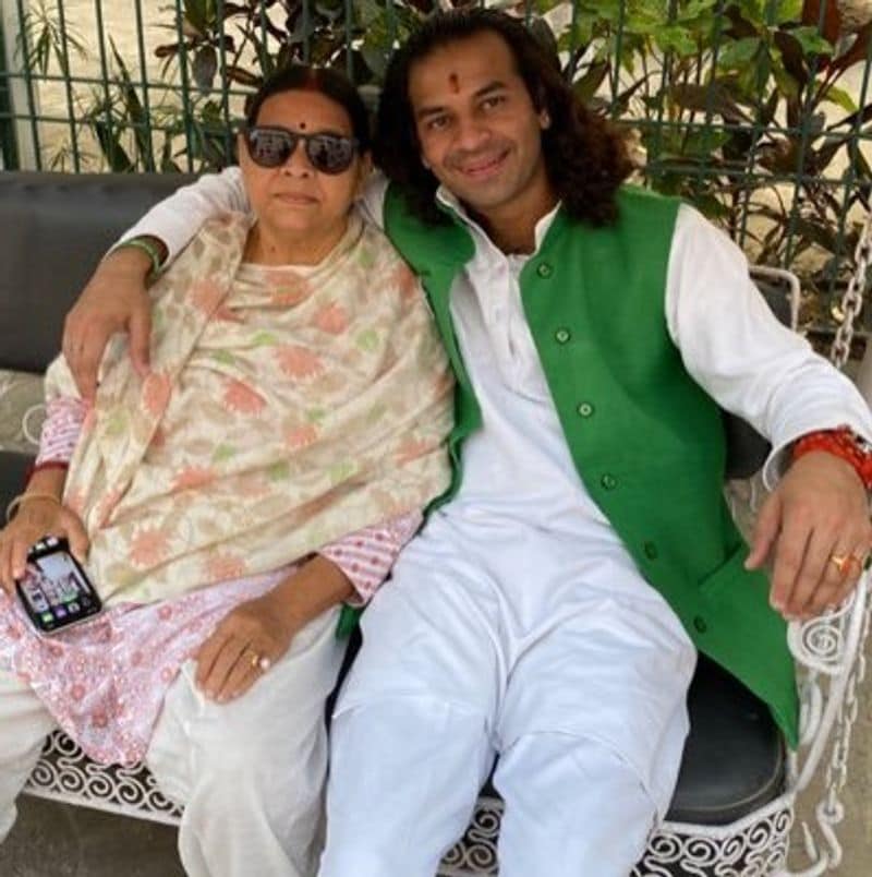 साल 2014 के लोकसभा चुनाव में उन्होंने सारण निर्वाचन क्षेत्र से चुनाव लड़ा। लेकिन, हार गईं। वहीं, इसी साल उनके बड़े बेटे तेज प्रताप ने भी महुआ विधानसभा सीट से किस्मत आजमाई और विधायक बनें और महागठबंधन की सरकार में बिहार के स्वास्थ्य मंत्री भी, जो इस बार हसनपुर से चुनाव लड़ रहे हैं।
(फाइल फोटो)