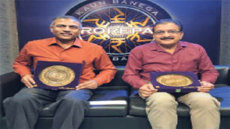 कर्मवीर एपिसोड में केबीसी के होस्ट अमिताभ बच्चन के साथ राजीव खंडेलवाल और कृष्णावतार शर्मा हॉट सीट पर सवालों के जवाब देंगे। साथ ही अपने संघर्ष की कहानी बताएंगे। बता दें कि केबीसी के कर्मवीर एपिसोड में देश के ऐसे कर्मवीरों को बुलाया जाता है जो किसी भी क्षेत्र में उल्लेखनीय कार्य कर रहे हों।