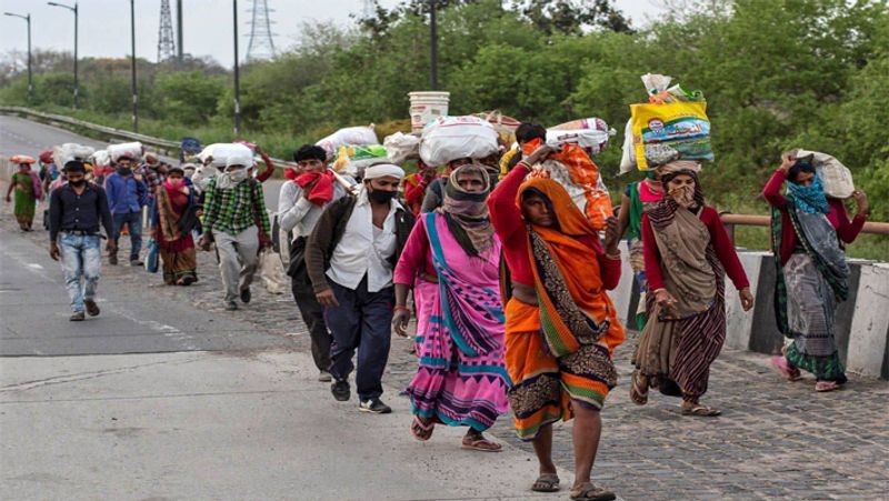 दरअसल, कोरोना महामारी की वजह से हुए लॉकडाउन में लाखों प्रवासी मजदूर फंस गए थे। काम धंधा नहीं होने की वजह से वह पैदल ही अपने घरों के लिए निकल पड़े थे।
