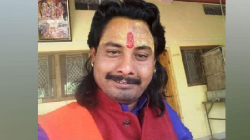 ढोंगी बाबा का आश्रम नरसिंहपुर जिले से करीब 35 किमी दूर है। एसपी अजय सिंह ने बताया कि आरोपी के खिलाफ अभी चार महिलाओं ने सटाला पुलिस थाने में शिकायत दर्ज कराई थी। इनमें एक पीड़िता नाबालिग है। आशंका है कि उसने कई महिलाओं को अपना शिकार बनाया। पाखंडी गांव की तीन महिलाओं को अश्लील वीडियो के जरिये ब्लैकमेल कर रहा था। इससे पहले भी गांववालों ने कई महिलाओं के शोषण की आशंका जताते हुए आरोपी के खिलाफ पुलिस में शिकायत दर्ज कराई थी। आगे पढ़िए इसी की कहानी...