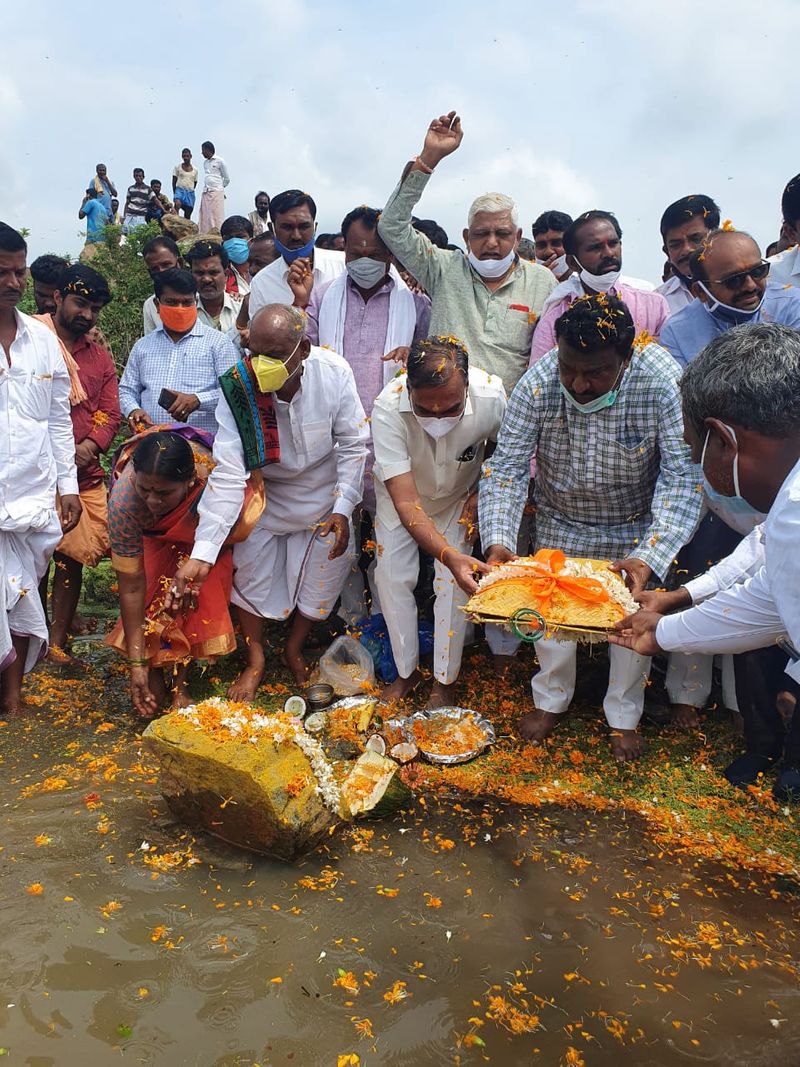 MLA Paranna Munavalli Offers Baagina to Mukkumpa Lake in Gangavatigrg