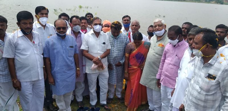 MLA Paranna Munavalli Offers Baagina to Mukkumpa Lake in Gangavatigrg