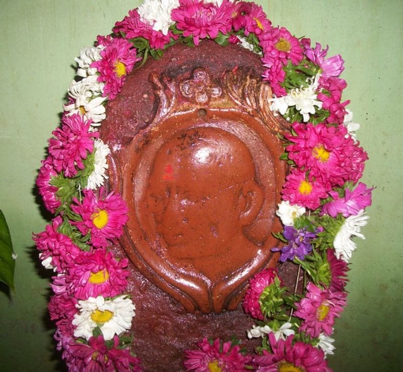 Lakshmeshwar Brothers Do Every Day Pooja to Mahatma Gandhi in Ankoloagrg
