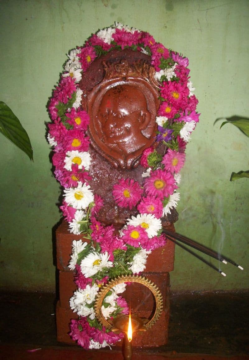 Lakshmeshwar Brothers Do Every Day Pooja to Mahatma Gandhi in Ankoloagrg