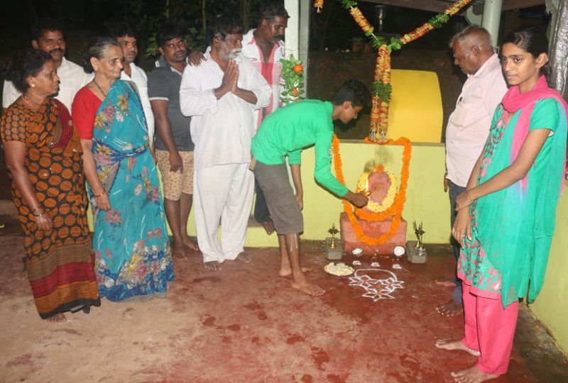 Lakshmeshwar Brothers Do Every Day Pooja to Mahatma Gandhi in Ankoloagrg