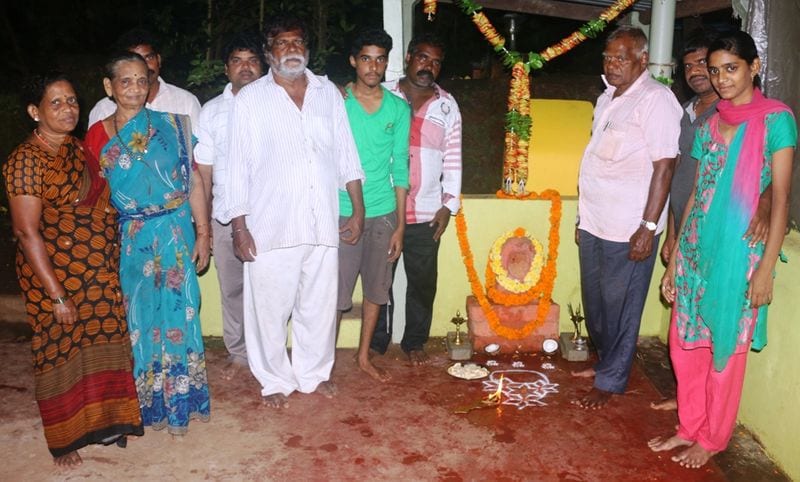 Lakshmeshwar Brothers Do Every Day Pooja to Mahatma Gandhi in Ankoloagrg