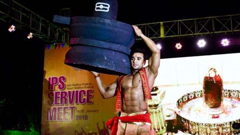 सचिन अतुलकर शिवभक्त माने जाते हैं। सचिन अतुलकर 2018 में आयोजित IPS मीट के दौरान बाहुबली बनकर सामने आए थे। उन्होंने बाहुबली स्टाइल में शिवलिंग भी उठाया था।