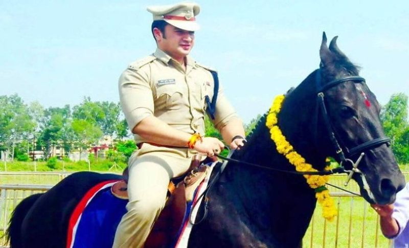 IPS सचिन अतुलकर महज 22 साल की उम्र में आईपीएस बनने वाले अतुलकर ने अपनी ज्वाइनिंग के बाद से ही युवाओं बीच काफी लोकप्रियता हासिल कर ली थी। सचिन अतुलकर अपनी फिटनेस को लेकर काफी सतर्क रहते हैं, यही वजह है कि उनका अंदाज किसी फिल्मी स्टार की तरह नज़र आता है।