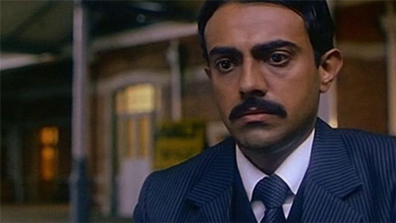 द मेकिंग ऑफ महात्मा (1996)
इस फिल्म के जरिए महात्मा गांधी की पूरी जर्नी को दिखाया गया है कि कैसे वह मोहनदास करमचंद गांधी के महात्मा बनें। फिल्म में रजित कपूर ने गांधी जी का किरदार निभाया था। डायरेक्टर श्याम बेनेगल की ये फिल्म साल 1996 में रिलीज हुई थी। 
