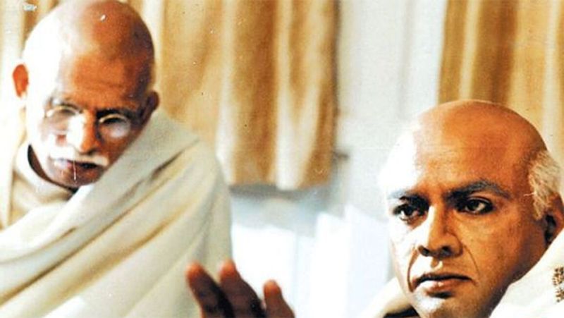 सरदार (1993)
केतन मेहता के डायरेक्शन में बनी फिल्म 'सरदार' में अन्नू कपूर ने महात्मा गांधी का रोल निभाया था। इस फिल्म में महात्मा गांधी और सरदार पटेल के विचारों में मतभेद को दिखाया गया है। इसमें सरदार पटेल का रोल परेश रावल ने निभाया था।