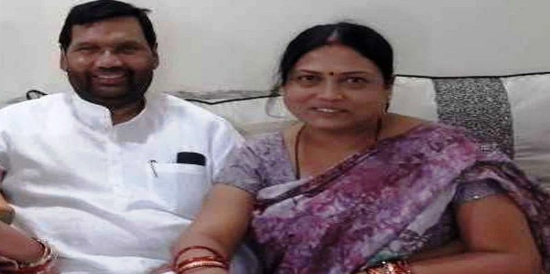 साधारण दलित परिवार में जन्में पासवान हाजीपुर लोकसभा सीट का प्रतिनिधित्व कर चुके हैं। उन्होंने एमए, एलएलबी तक की पढ़ाई की और छात्र राजनीति से आए हैं। जेपी आंदोलन और मंडल के बाद दलित राजनीति से उनकी पहचान बनी। पासवान पहली बार 1969 में संयुक्त सोशलिस्ट पार्टी के टिकट पर विधायक बने थे। फोटो : बेटी के साथ पासवान 
