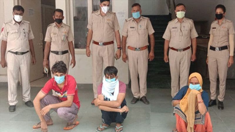  पुलिस के अनुसार, रविंदर सिंह उर्फ बब्बी पहले भी बठिंडा में नकली नोट चलाते पकड़ा गया था। पुलिस को सूचना मिली थी कि यह डबवाली में सक्रिय हो रहा है। आगे पढ़ें...भाई-बहन निकले थे नकली नोट खपाने...