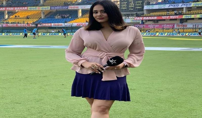 हाल ही में मयंती ने अपने बेटे के साथ एक तस्वीर शेयर की। काले ड्रेस में दिख रही मयंती अपने बेटे के साथ बेहद खुश नजर आ रही हैं। 