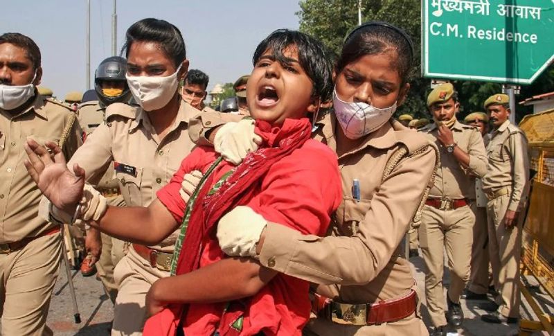 घटना के बाद से ही पीड़िता का परिवार डर-सहमा सा है। जहां सरकारी अफसर परिवारवालों को धमकी दे रहे हैं। वहीं इसी बीच पीड़िता के भाई ने रात को छिपकर मीडिया वालों को फोन कर अपना दर्द बयां किया। कहा-हमारे घरवालों को पुलिस ने नजरबंद कर रखा है। घर से बाहर झांकने तक नहीं दे रहे, यहां तक की हमको बाथरूम तक नहीं जाने देते। ना कोई घर में आ पा रहा और ना ही बाहर जाने दे रहे हैं। 