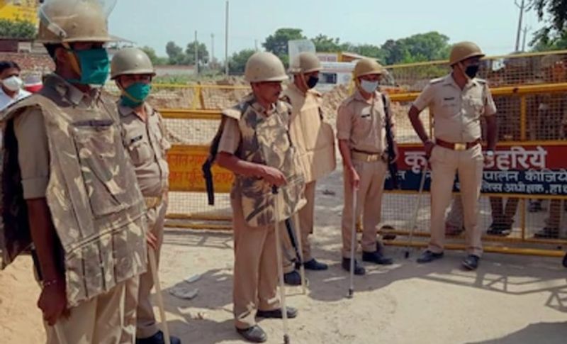 पुलिस ने गांव के मेन रास्ते पर बैरिकेडिंग लगा रखी है और खेत के रास्ते भी बंद कर रखे हैं। ताकि कोई अंदर नहीं जा सके।