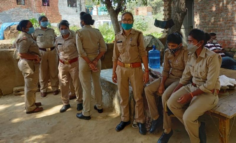 गांव के बाहर रस्साकस्सी का माहौल है। पीड़िता के परिवार से मिलने जा रहे टीएमसी सांसदों को पुलिस ने गांव के बाहर रोक दिया गया। इस दौरान टीएमसी के सांसदों और पुलिसकर्मियों में धक्कामुक्की भी हुई।
वहीं उत्तर प्रदेश की राजधानी लखनऊ में समाजवादी पार्टी (सपा) के कार्यकर्ता सड़क पर उतर आए हैं और सरकार के खिलाफ नारेबाजी कर रहे हैं
