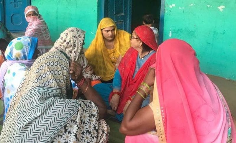 यह तस्वीर पीड़ित परिवार की है। जहां घर के सभी लोगों को इस तरह से मकान में कैद कर रखा है। पीड़ित की मां की रो-रो कर आंखें लाल हो गई हैं। गला बैठ गया है। पीड़िता की भाभी ने बताया, 'डीएम साहब हमारे घर दो घंटा बैठे रहे और डराते धमकाते रहे।
