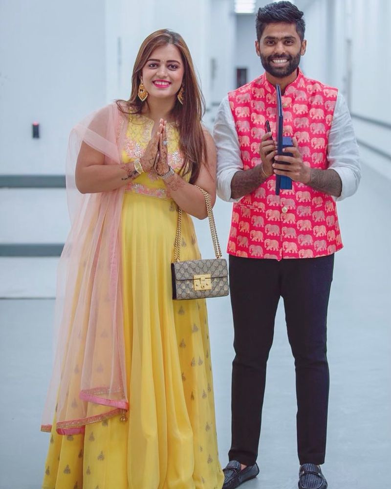 <p>সূর্যকুমার যাদবরা আদতে বারাণসীর বাসিন্দা। কিন্তু বাবার কর্মূসূত্রে মুম্বইতে থাকতে হত তাদের। সূর্যকুমারের বাবা অশোক কুমার যাদব ভবা রিসার্চ সেন্টারে কাজ করতেন। সেই কারমে ২০০০ সালে তারা মুম্বইতে চলে আসেন। মুম্বইতেই পড়াশোনা ও বেড়ে ওঠা সূর্যকুমারের। <br />
</p>