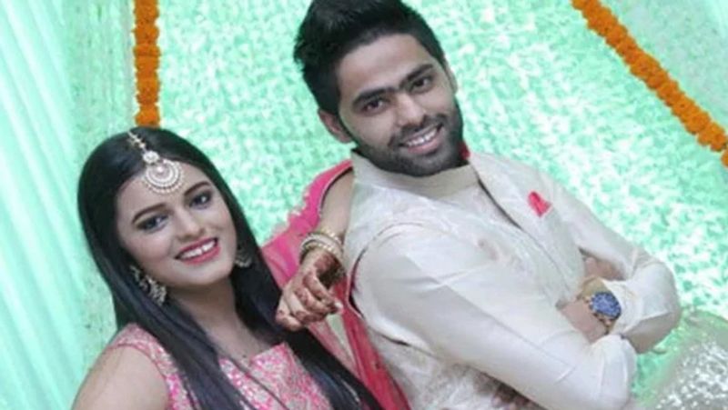 <p>ক্রিকেটে যেমন তিনি সিরিয়াস, ব্যক্তিগত জীবনে তিনি ততটাই রোমান্টিক। এখনও খেলার মাঝে সুযোগ পেলেই স্ত্রীর সঙ্গে কোয়ালিটি টাইম কাটান সুর্যকুমার যাদব। <br />
</p>