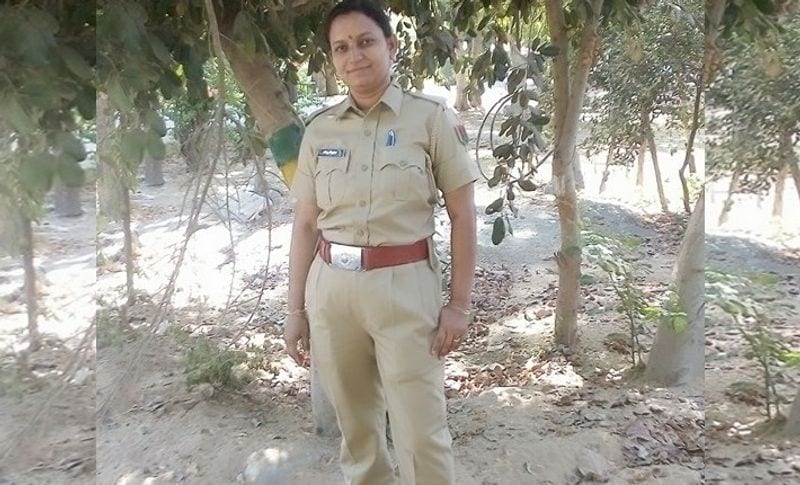 बता दें कि अंजू चौहान अपनी जान जोखिम में डालकर खतरनाक व जहरीले सांपों के साथ खेलते मिनटों में उनको पकड़ लेती हैं। इसके बाद वो इनको जंगल में जाकर फेंक आती हैं। उनका कहना है कि प्रकृति के संतुलन को बनाए रखने के लिए सांपों का भी रहना बहुत जरूरी है। इसलिए वह उनको मारने की बजाए वन में छोड़ आती हैं।