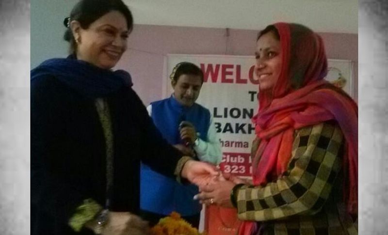 अंजु चौहान का कहना है कि सांपों के साथ उनका कुछ ऐसा रिश्ता हो गया है कि जहां कहीं भी सांप देखते हैं तो उनसे दोस्तों जैसा व्यवहार करने लगते हैं।