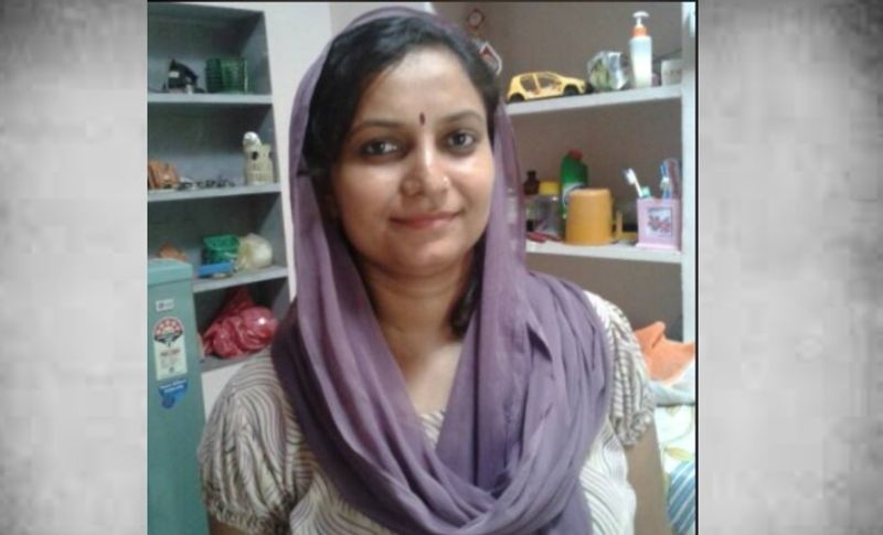 वन रक्षक अंजू चौहान पिछले पांच सालों से सांपों को पकड़ने का काम कर रही हैं। इस दौरान वह हजारों सांप को पकड़ चुकी हैं। वो करीब सभी प्रजातियों के सांपों का रेस्क्यू कर चुकी हैं। उनको किसी तरह से इनसे कोई डर नहीं लगता वह ऐसे उनको अपने हाथों में रख खेलती रहती हैं जैसे कोई खिलौने के साथ खेलता है। 