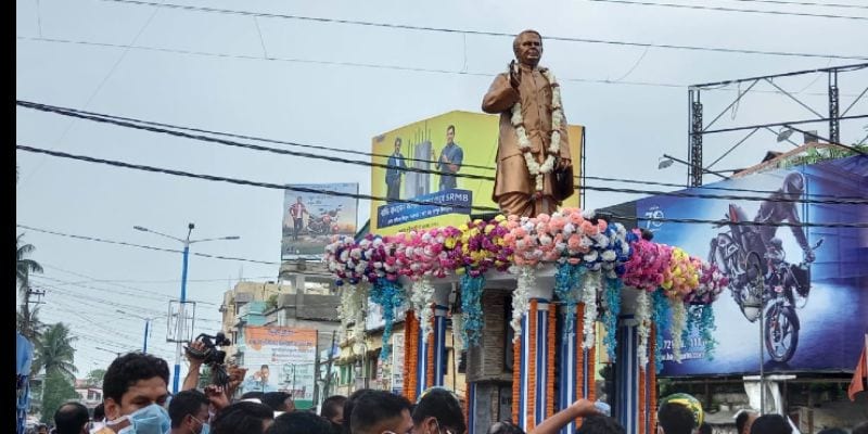 Statue of late Congress leader Priyaranjan Dasmunsi ereacted in Raigung BTG