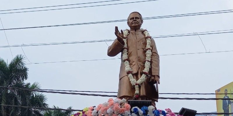 Statue of late Congress leader Priyaranjan Dasmunsi ereacted in Raigung BTG