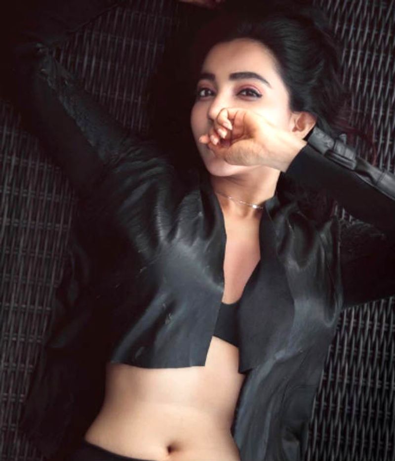 Malayalam Actress Parvati Nair awesome pics