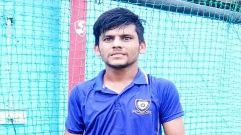 दोपहर में स्कूल वैन चलाकर परिवार का पालन पोषण करते थे। प्रियम उस समय घर के आसपास की गलियों में क्रिकेट खेलते थे। इसी दौरान उनकी क्रिकेट में रूचि बढ़ी। एक दिन प्रियम ने अपने पिता से स्टेडियम जाकर क्रिकेट सीखने की जिद की।
